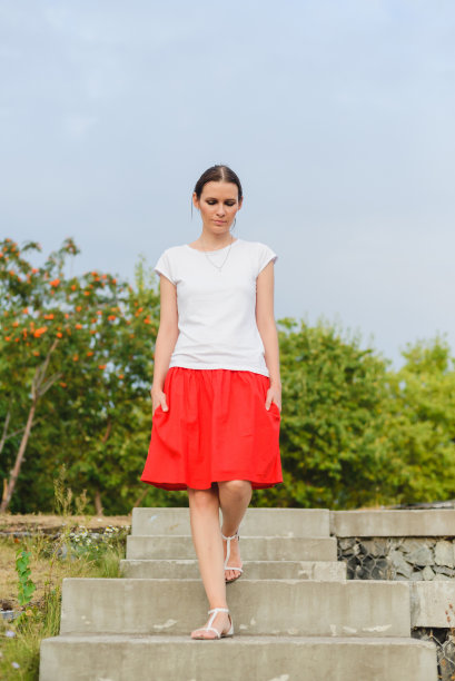 公园里的漂亮女孩图片下载