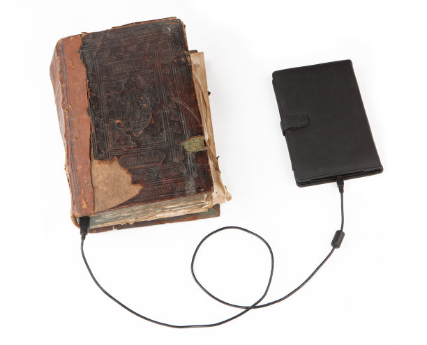 书的进化孤立在白色的背景图片下载