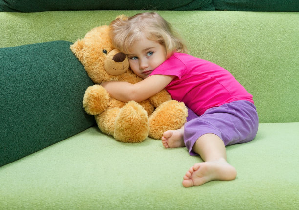 小女孩抱着泰迪熊。图片下载