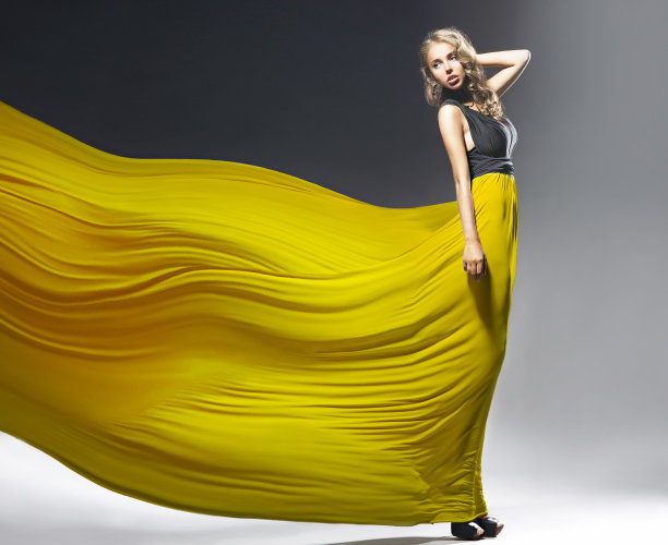 穿着黄色衣服的漂亮女孩图片下载