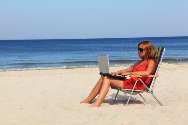 沙滩上的女人图片下载