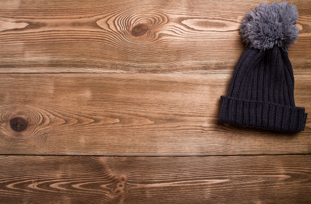 桌子上的帽子图片下载