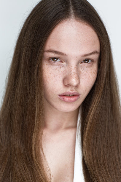 满脸雀斑的漂亮女孩看着镜头图片下载