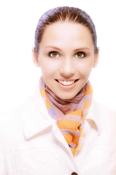 穿着大衣，戴着头巾，笑着的年轻女子图片下载