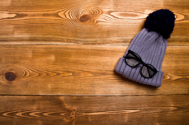 帽子放在一张木桌上图片下载