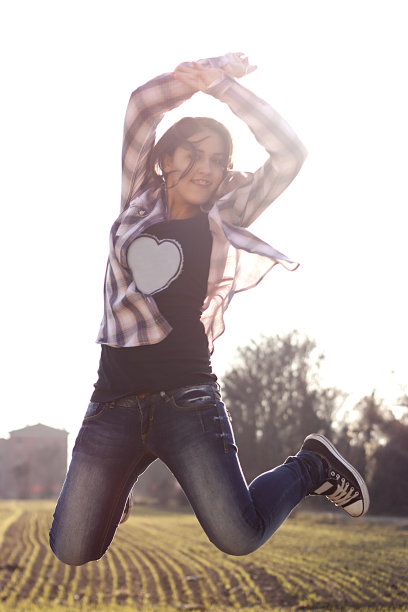 球衣上有一颗心的快乐女孩在跳图片下载