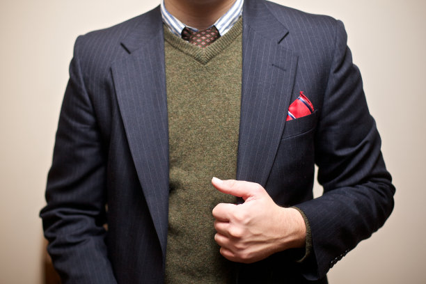 穿着时尚的年轻绅士图片下载