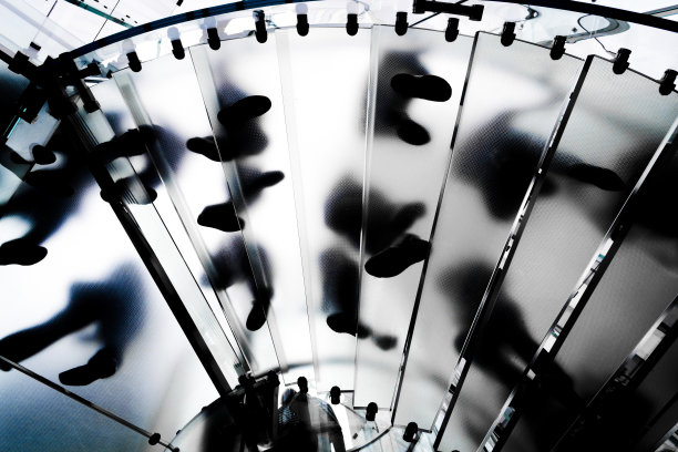 现代玻璃楼梯上的商务人士图片下载