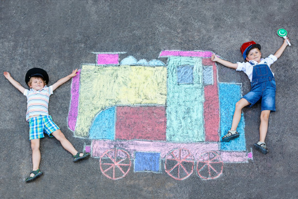 两个小男孩玩火车粉笔画图片下载