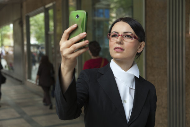 微笑的女人在自拍图片下载