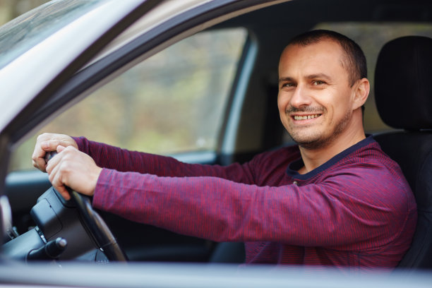开着新车的快乐男人图片下载