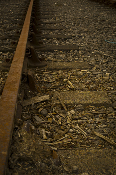 生锈的铁轨上图片下载