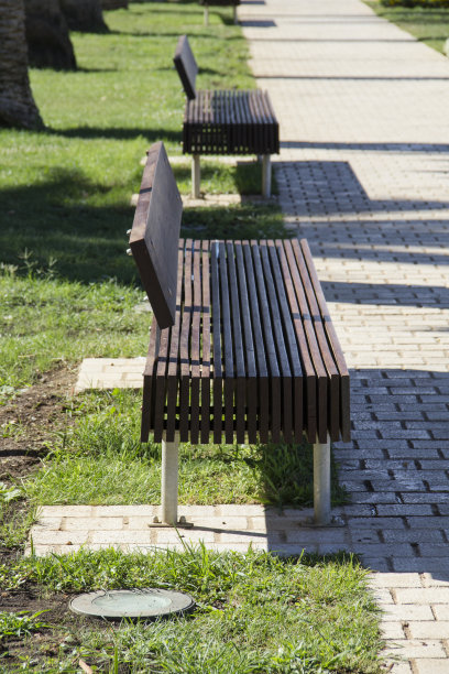 在海边的长椅上图片下载