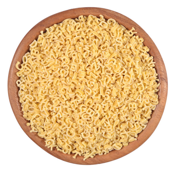 字母意大利面在一个木碗上白色图片下载