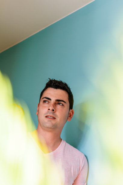 年轻人的肖像图片下载