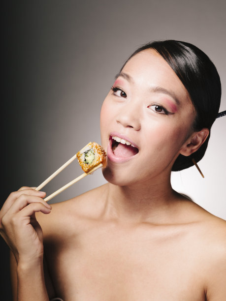 品尝寿司图片下载