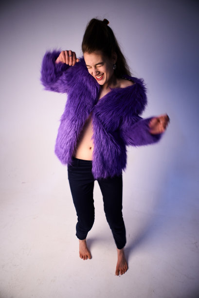 穿紫色夹克的女孩图片下载