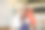 女人运动后喝水。图片下载