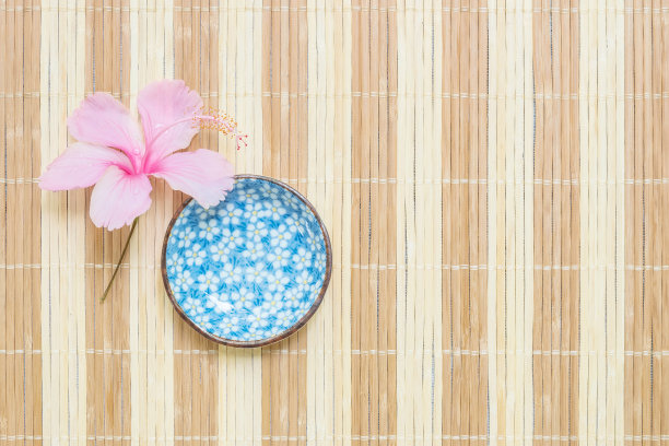 特写可爱的陶瓷杯与粉红色的花汤图片下载