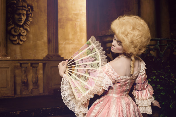 18世纪的年轻女子在复古外观摆姿势图片下载