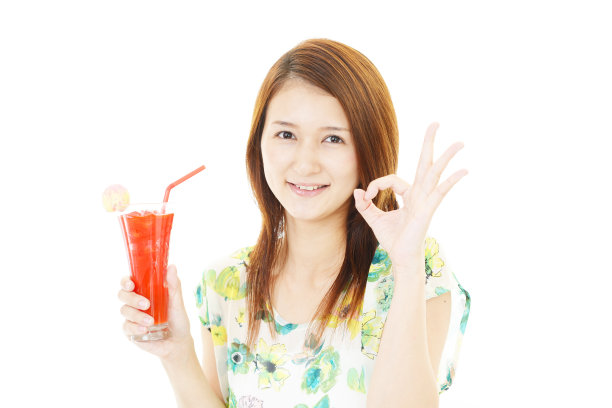 微笑的女人和一杯果汁图片下载