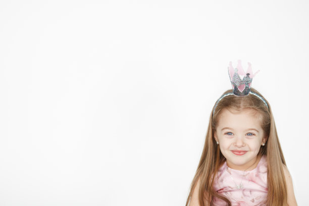 穿着粉红色公主裙的可爱小女孩的肖像图片下载