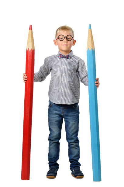 快乐的男孩戴着眼镜，打着领结和一个巨大的图片下载