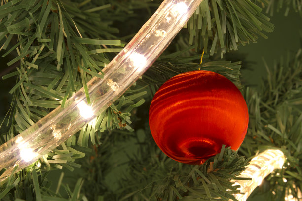 圣诞树上挂着彩灯的圣诞球图片下载