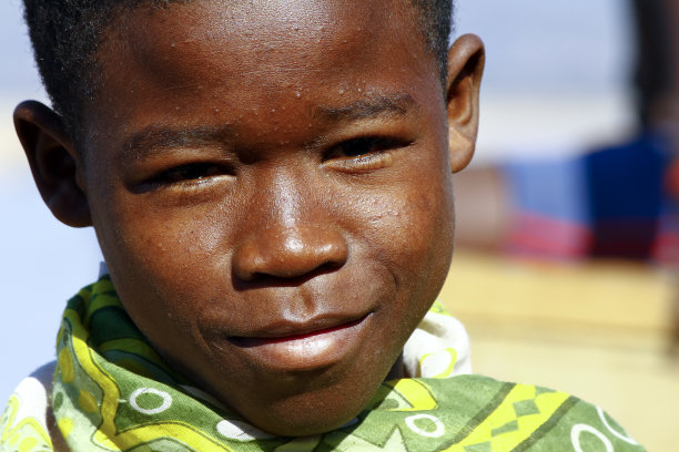 可爱的年轻快乐的男孩的肖像-非洲贫穷的孩子，图片下载