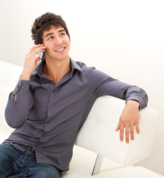 微笑的男人在用手机聊天图片下载