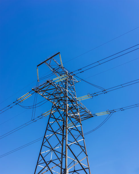 高空背景上的高压电塔系统图片下载
