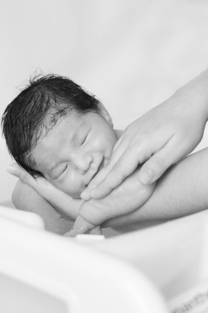 新生儿洗澡图片下载