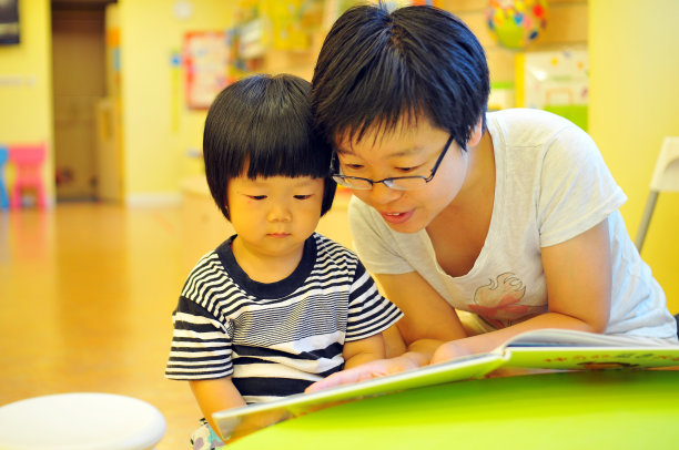 母亲和她的女婴图片下载