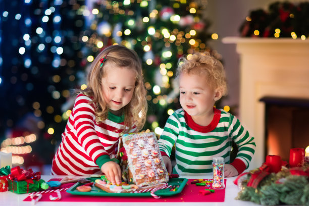 孩子们在做圣诞姜饼屋图片下载