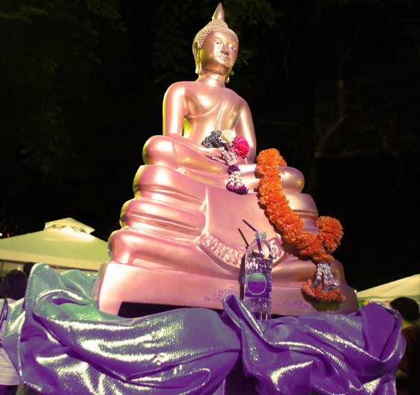 粉红色的金属佛像图片下载