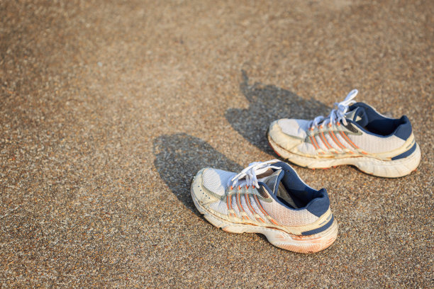 一双站在格子花纹跑道上的运动鞋图片下载