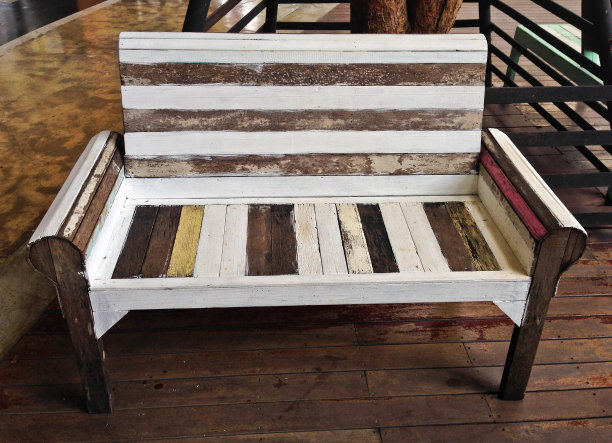 近距离看老式的白色和棕色木制长凳图片下载