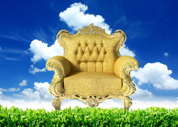 蓝色天空上的金色经典豪华椅子图片下载