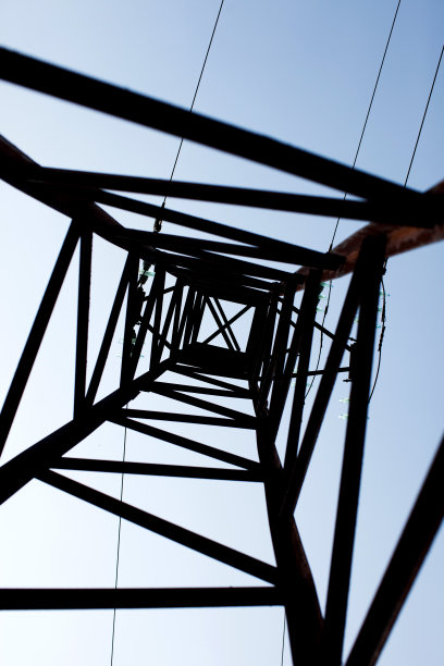 蓝色天空映衬着电塔图片下载