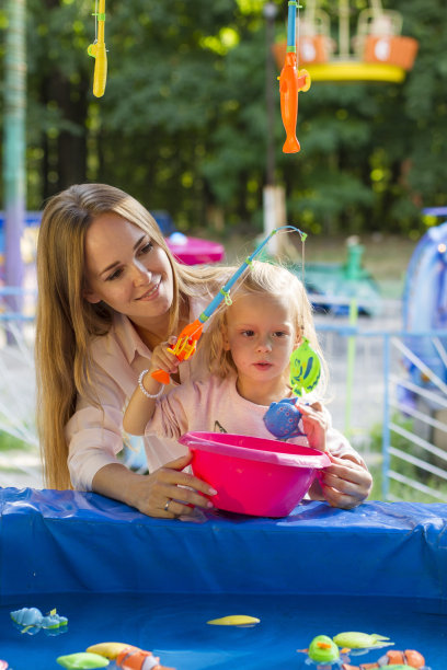 一家人妈妈和女儿在公园里玩图片下载