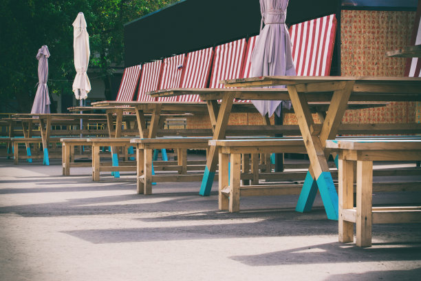 木制的桌子和长椅，游乐场图片下载