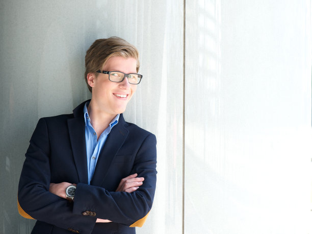 双臂交叉微笑的商人图片下载