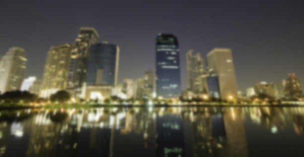 曼谷天空塔的夜景从Benjakitti湖图片下载