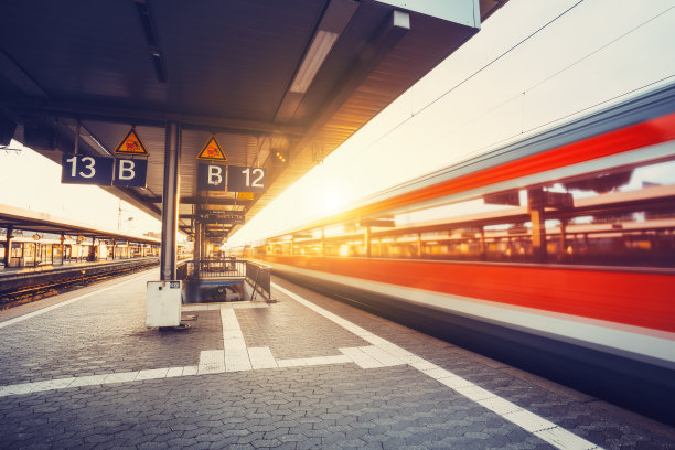 高速客运列车在铁路轨道上运行素材图片