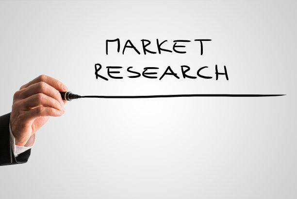 在虚拟屏幕上写市场调查的人图片下载