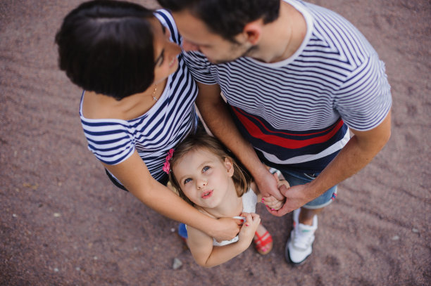 父母与孩子手拉着手站在一起图片下载