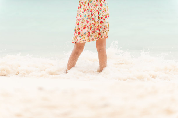 海滩上的年轻女子。图片下载