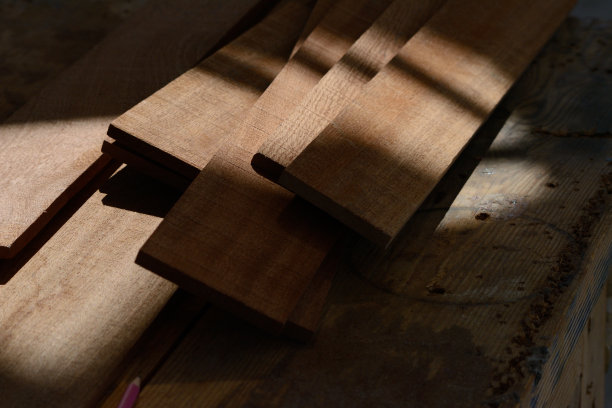 阴凉处工作台上的木板图片下载