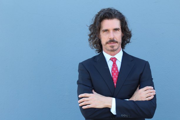 商人穿着经典西装，留着长发图片下载