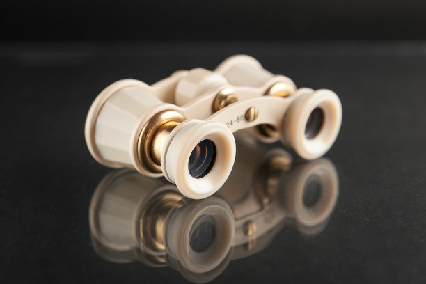 象牙歌剧眼镜，暗镜背景。特写镜头图片下载